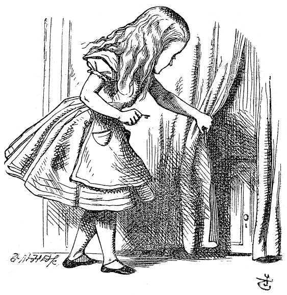 Gravure de John Tenniel pour Alice au pays des merveilles, de Lewis Carroll : Alice écarte un rideau et découvre une petite porte.
